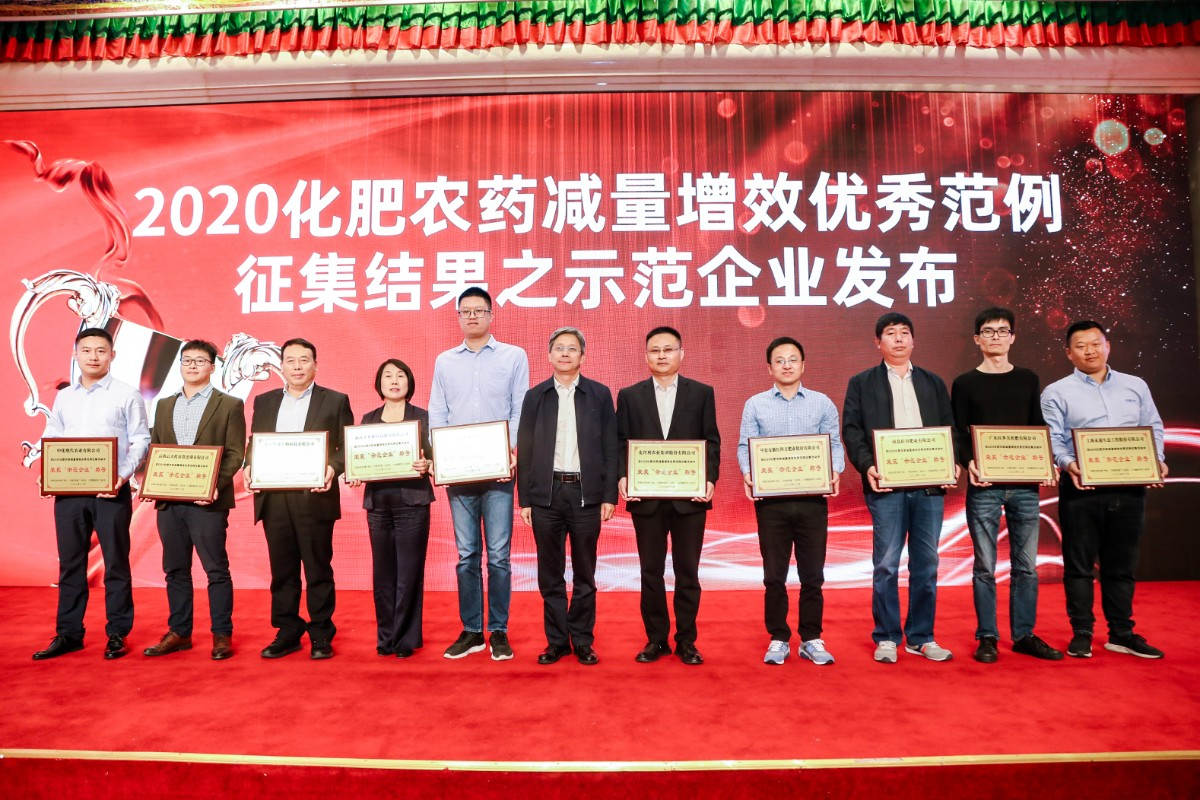 图片2 “创新产品”获奖合照 ylg060net永利娱高技术推广部副部长邓超领奖左二.jpg