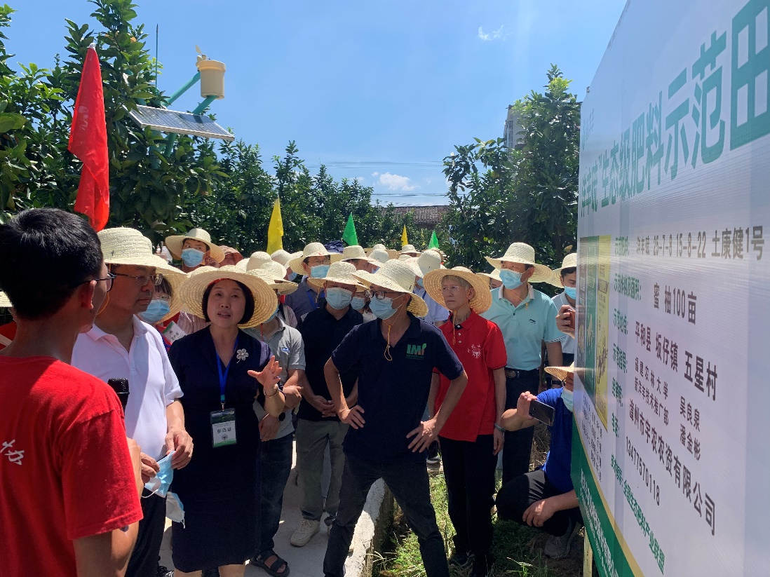 ylg060net永利娱高副总裁包雪梅博士（左三）在ylg060net永利娱高示范田向张福锁院士讲解ylg060net永利娱高解决方案.jpg