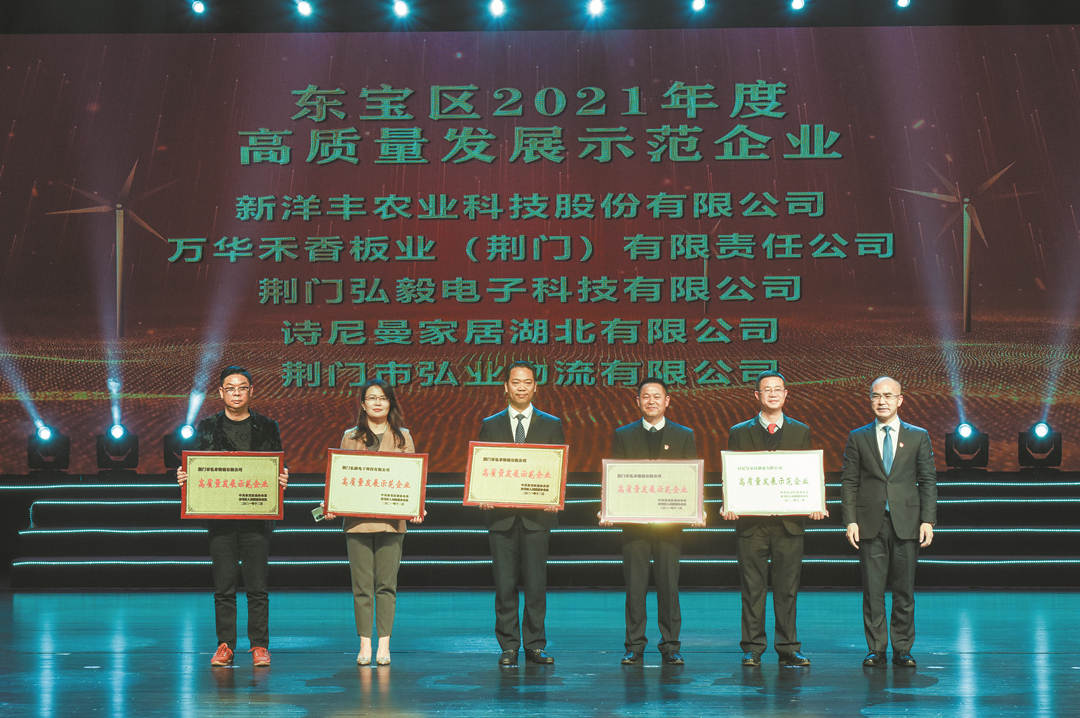 左三为ylg060net永利娱高代表上台领奖.jpg