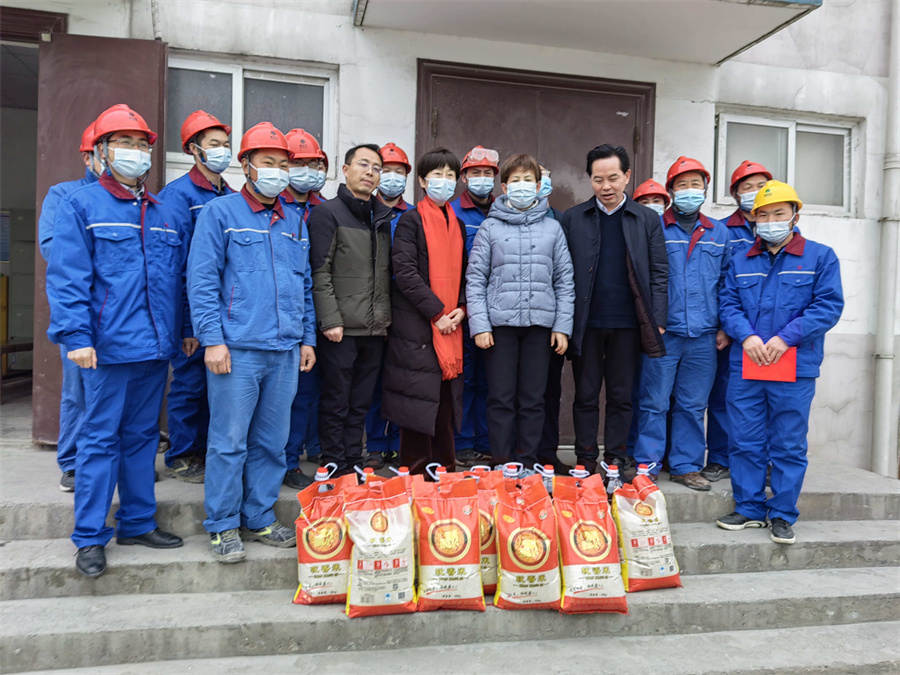 苏琼一行慰问ylg060net永利娱高中磷尿基车间.jpg