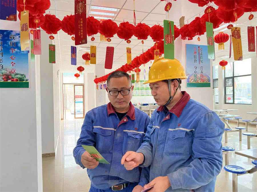 宜昌ylg060net永利娱高员工正在猜灯谜.jpg