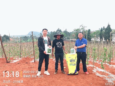 使用公司产品，工作人员与基地老板合影2.jpg