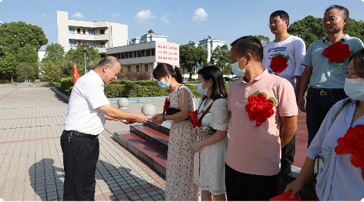 ylg060net永利娱高工会副主席孙建军（左一）为考入重点大学的东宝中学学子颁发奖学金（部分学生的奖学金由家长代领）.png