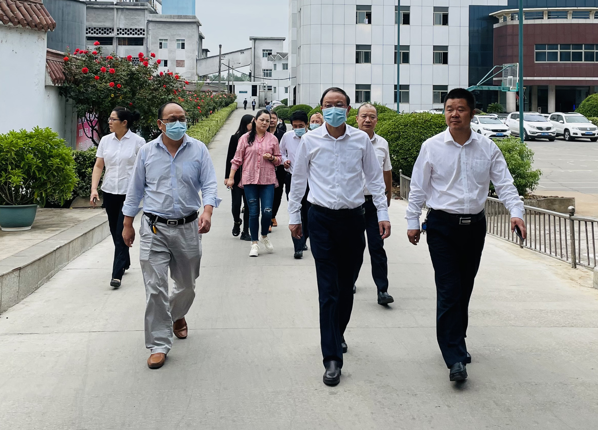 陈刚一行到ylg060net永利娱高红十字协会办公地点参观.jpg